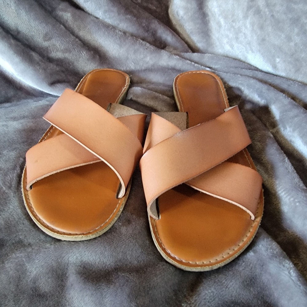 Sugar & Candy Billee Sandals Womens 8.5 Tan Excellent Crisscross Slide Flat